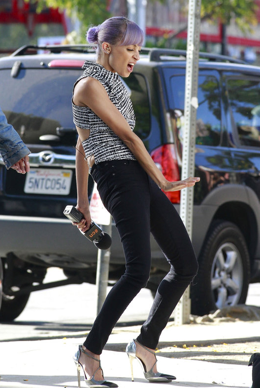 Nicole Richie dansar loss under en inspelning. Nicole Richie dansar loss under en inspelning.